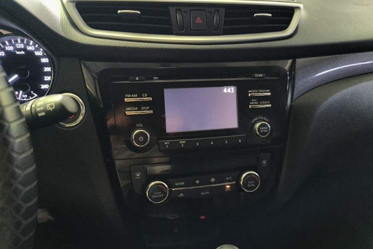 Used Nissan X-Trail 2015 2.5L CVT Leading MAX Edition 4WD Audio And AC Panel