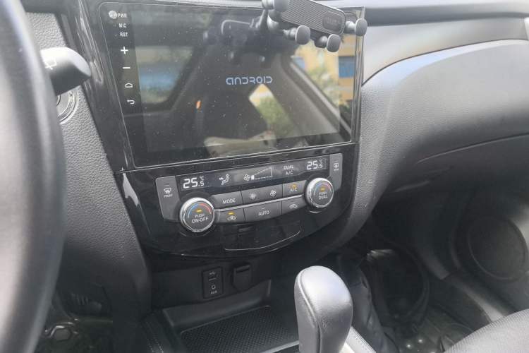Used Nissan X-Trail 2015 2.0L CVT Comfort MAX Edition 2WD Audio And AC Panel