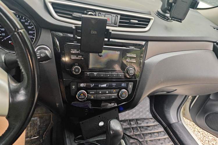 Used Nissan X-Trail 2015 2.0L CVT Comfort MAX Edition 2WD Audio And AC Panel
