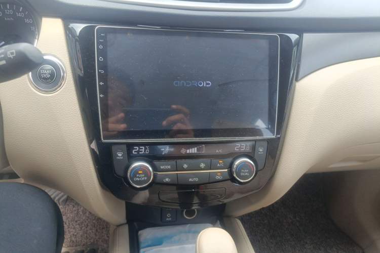Used Nissan X-Trail 2015 2.0L CVT Comfort MAX Edition 2WD Audio And AC Panel