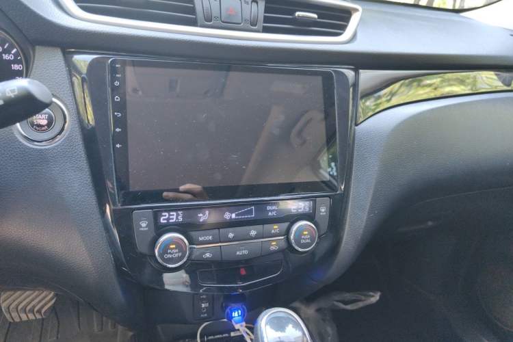 Used Nissan X-Trail 2015 2.0L CVT Comfort MAX Edition 2WD Audio And AC Panel