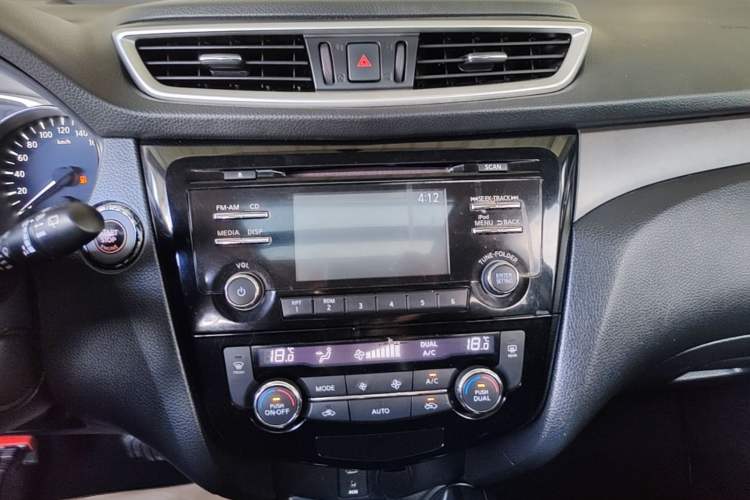 Used Nissan X-Trail 2015 2.0L CVT Comfort MAX Edition 2WD Audio And AC Panel