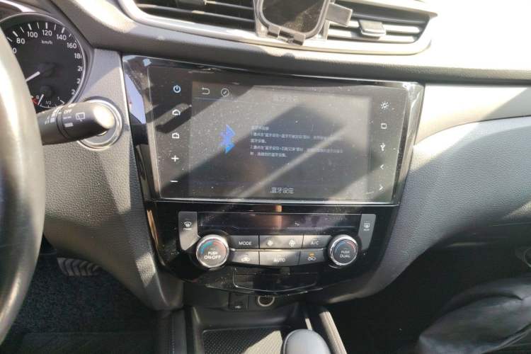 Used Nissan X-Trail 2015 2.0L CVT Comfort MAX Edition 2WD Audio And AC Panel