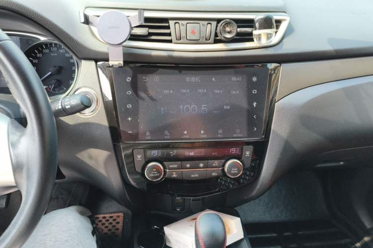 Used Nissan X-Trail 2015 2.0L CVT Comfort MAX Edition 2WD Audio And AC Panel
