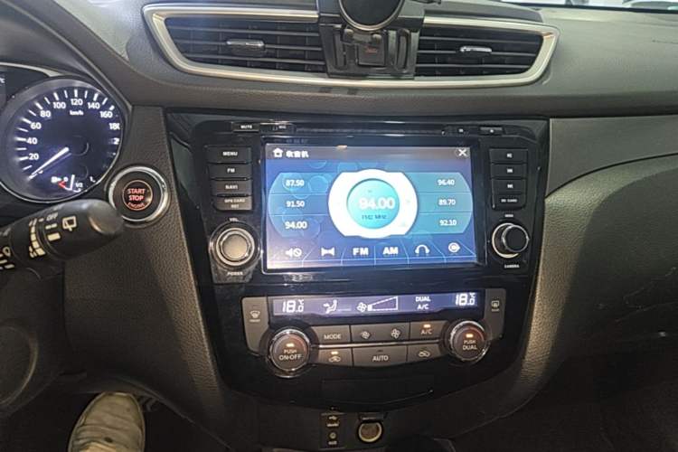 Used Nissan X-Trail 2015 2.0L CVT Comfort MAX Edition 2WD Audio And AC Panel