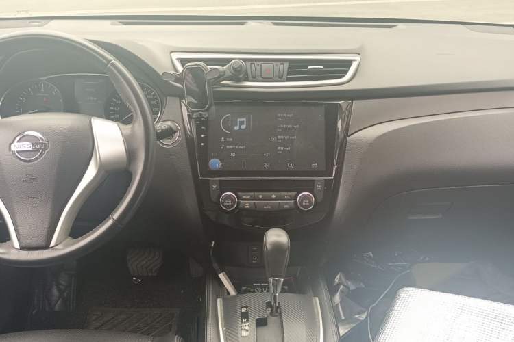 Used Nissan X-Trail 2015 2.0L CVT Comfort MAX Edition 2WD Audio And AC Panel