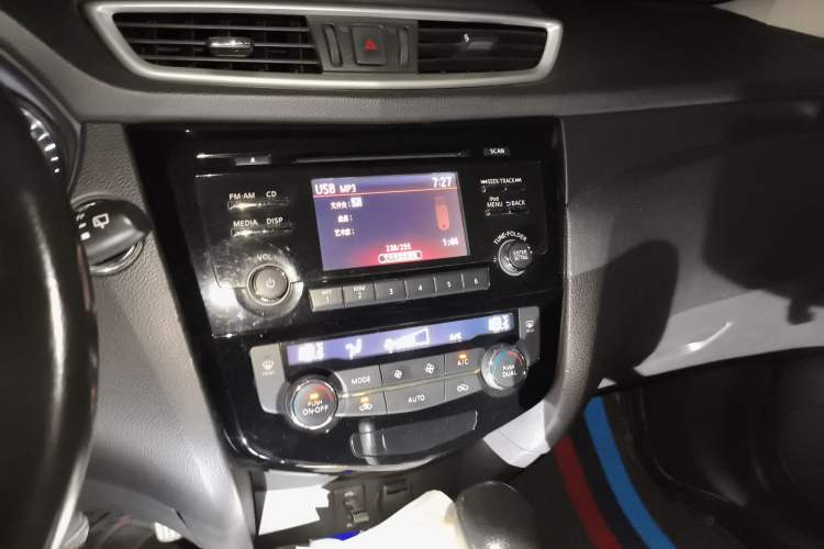 Used Nissan X-Trail 2015 2.0L CVT Comfort MAX Edition 2WD Audio And AC Panel