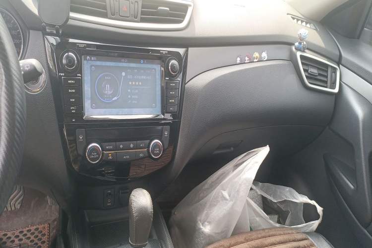 Used Nissan X-Trail 2015 2.0L CVT Comfort MAX Edition 2WD Audio And AC Panel