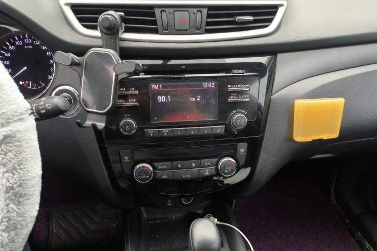 Used Nissan X-Trail 2015 2.0L CVT Comfort MAX Edition 2WD Audio And AC Panel