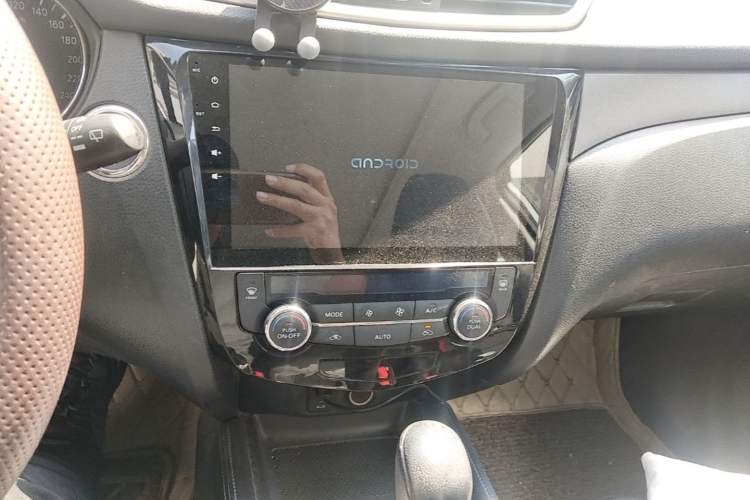 Used Nissan X-Trail 2015 2.0L CVT Comfort MAX Edition 2WD Audio And AC Panel
