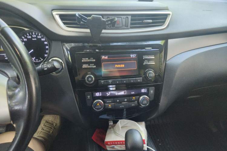 Used Nissan X-Trail 2015 2.0L CVT Comfort MAX Edition 2WD Audio And AC Panel