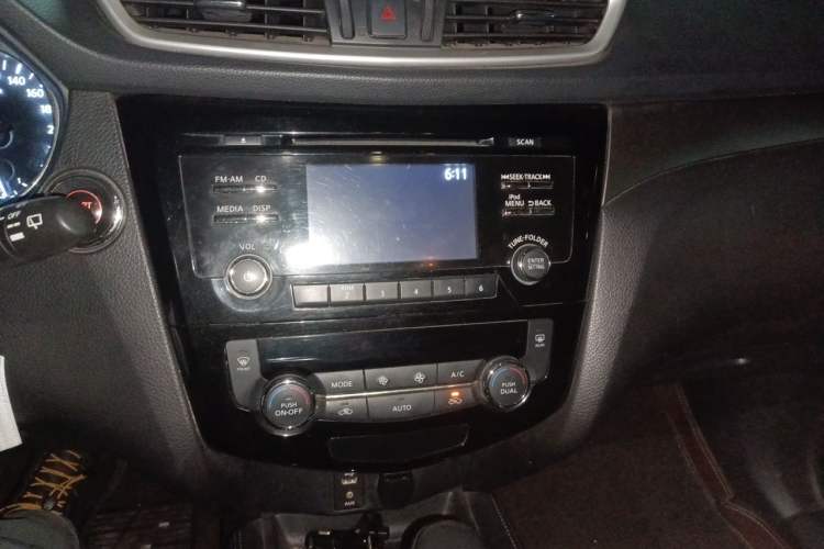 Used Nissan X-Trail 2015 2.0L CVT Comfort MAX Edition 2WD Audio And AC Panel