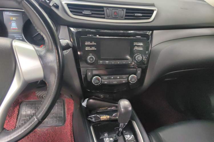 Used Nissan X-Trail 2015 2.0L CVT Comfort MAX Edition 2WD Audio And AC Panel