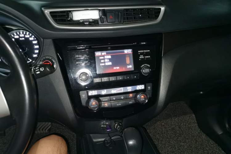Used Nissan X-Trail 2015 2.0L CVT Comfort MAX Edition 2WD Audio And AC Panel