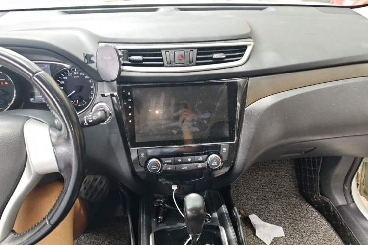 Used Nissan X-Trail 2015 2.0L CVT Comfort MAX Edition 2WD Audio And AC Panel