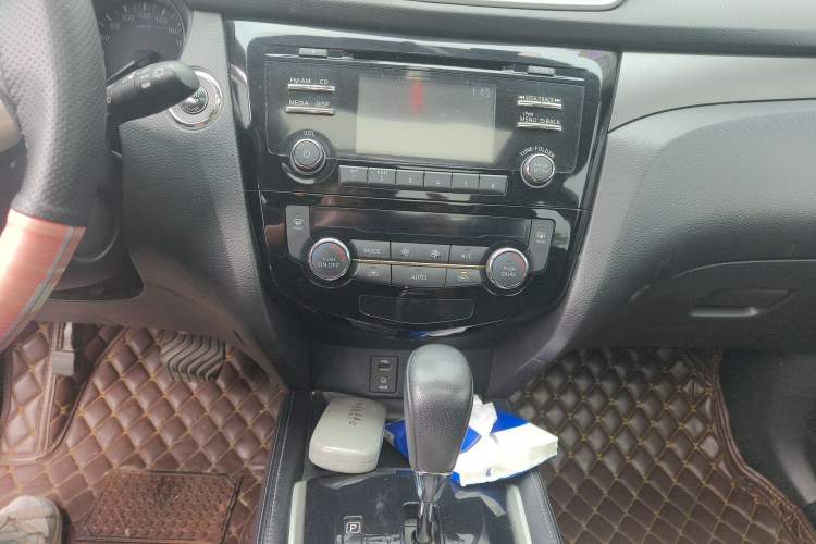 Used Nissan X-Trail 2015 2.0L CVT Comfort MAX Edition 2WD Audio And AC Panel