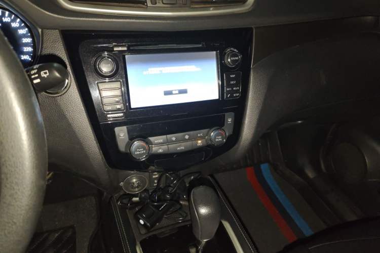 Used Nissan X-Trail 2015 2.0L CVT Comfort MAX Edition 2WD Audio And AC Panel