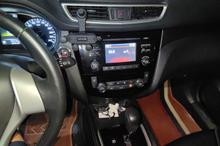 Used Nissan X-Trail 2015 2.0L CVT Comfort MAX Edition 2WD Audio And AC Panel
