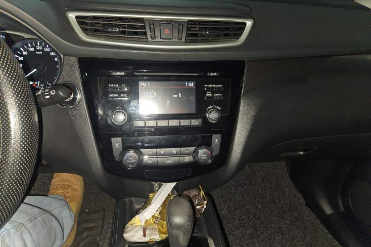 Used Nissan X-Trail 2015 2.0L CVT Comfort MAX Edition 2WD Audio And AC Panel