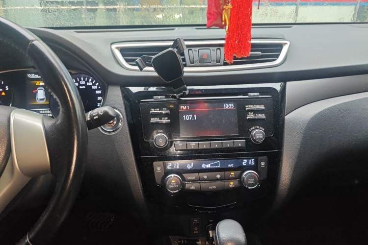 Used Nissan X-Trail 2015 2.0L CVT Comfort MAX Edition 2WD Audio And AC Panel