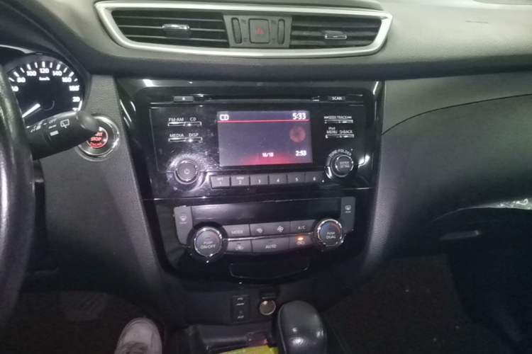 Used Nissan X-Trail 2015 2.0L CVT Comfort MAX Edition 2WD Audio And AC Panel