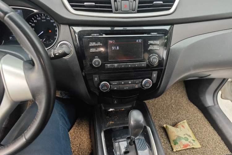 Used Nissan X-Trail 2015 2.0L CVT Comfort MAX Edition 2WD Audio And AC Panel