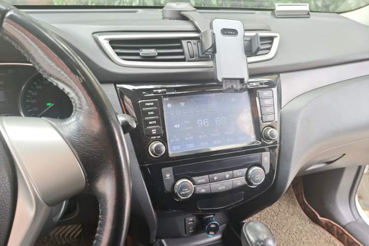 Used Nissan X-Trail 2015 2.0L CVT Comfort MAX Edition 2WD Audio And AC Panel