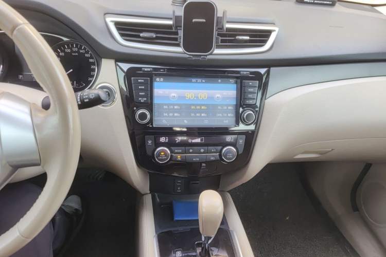 Used Nissan X-Trail 2015 2.0L CVT Comfort MAX Edition 2WD Audio And AC Panel