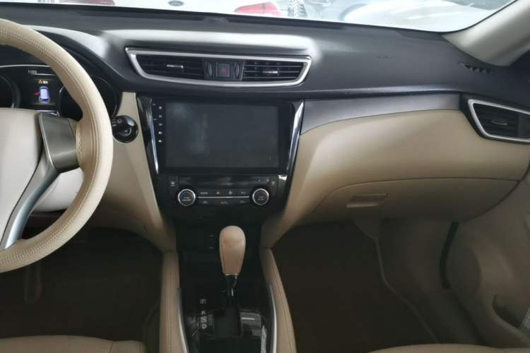 Used Nissan X-Trail 2015 2.0L CVT Comfort MAX Edition 2WD Audio And AC Panel