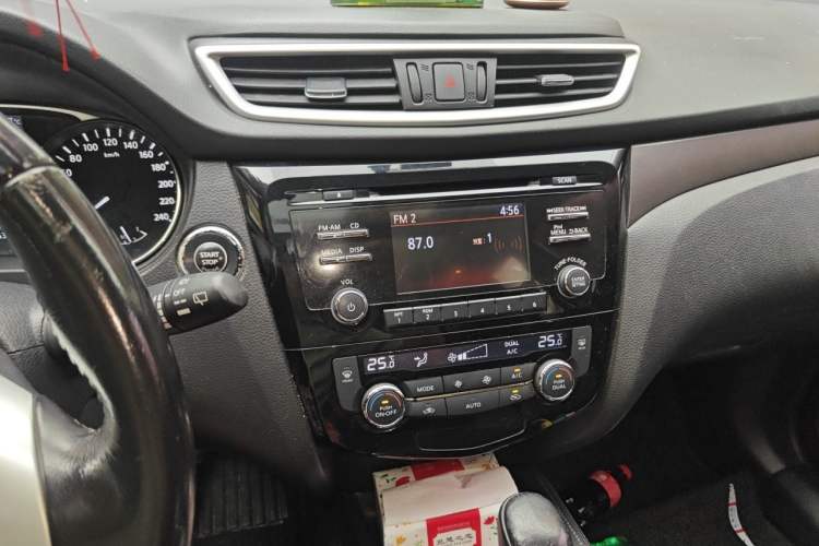 Used Nissan X-Trail 2015 2.0L CVT Comfort MAX Edition 2WD Audio And AC Panel