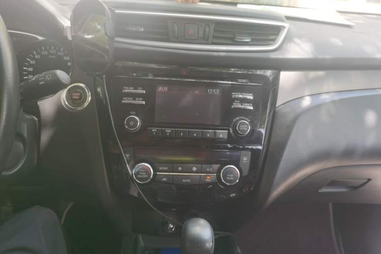 Used Nissan X-Trail 2015 2.0L CVT Comfort MAX Edition 2WD Audio And AC Panel
