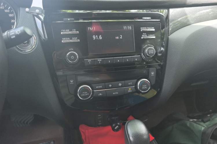 Used Nissan X-Trail 2015 2.5L CVT Leading MAX Edition 4WD Audio And AC Panel