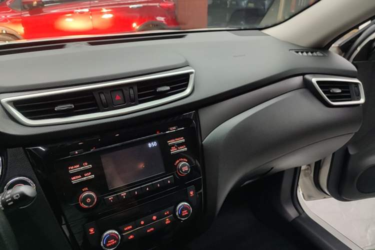 Used Nissan X-Trail 2015 2.0L CVT Comfort MAX Edition 2WD Center Console