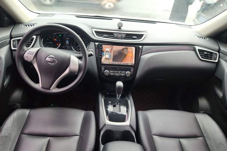 Used Nissan X-Trail 2015 2.5L CVT Leading MAX Edition 4WD Center Console