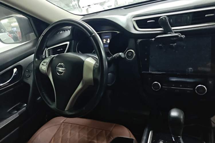 Used Nissan X-Trail 2015 2.0L CVT Comfort MAX Edition 2WD Center Console