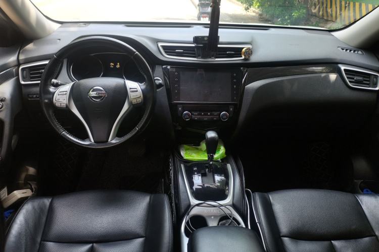 Used Nissan X-Trail 2015 2.5L CVT Leading MAX Edition 4WD Center Console