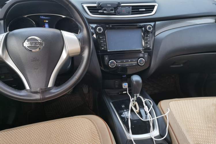 Used Nissan X-Trail 2015 2.5L CVT Leading MAX Edition 4WD Center Console