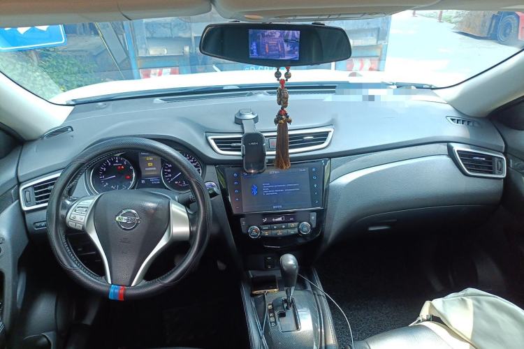Used Nissan X-Trail 2015 2.5L CVT Leading MAX Edition 4WD Center Console