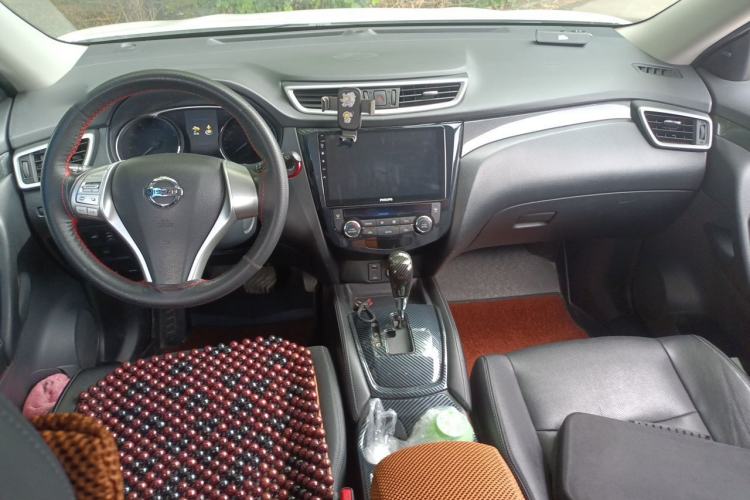 Used Nissan X-Trail 2015 2.5L CVT Leading MAX Edition 4WD Center Console