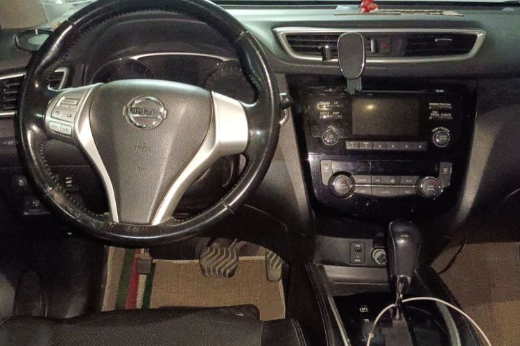 Used Nissan X-Trail 2015 2.5L CVT Leading MAX Edition 4WD Center Console