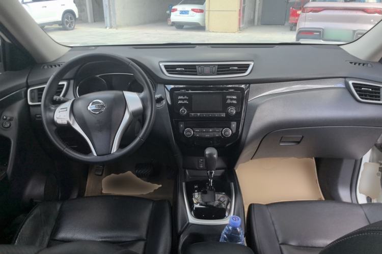Used Nissan X-Trail 2015 2.5L CVT Leading MAX Edition 4WD Center Console