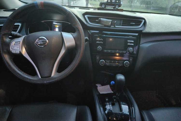 Used Nissan X-Trail 2015 2.0L CVT Comfort MAX Edition 2WD Center Console