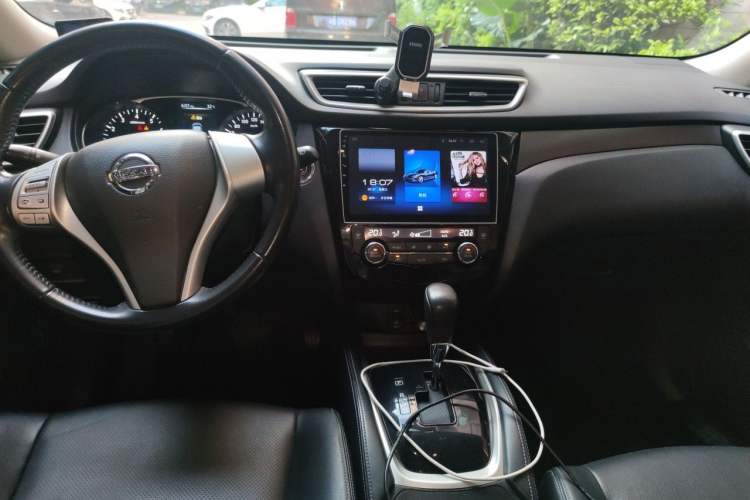 Used Nissan X-Trail 2015 2.0L CVT Comfort MAX Edition 2WD Center Console