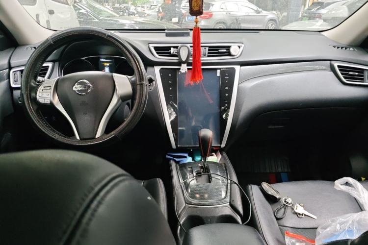 Used Nissan X-Trail 2015 2.5L CVT Leading MAX Edition 4WD Center Console