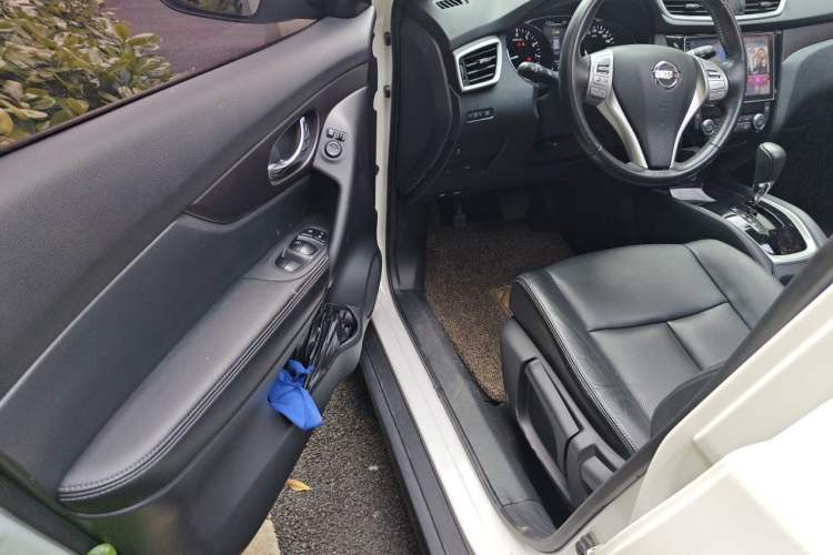 Used Nissan X-Trail 2015 2.0L CVT Comfort MAX Edition 2WD Driver Seat