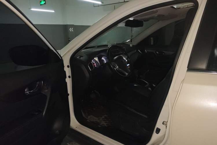 Used Nissan X-Trail 2015 2.0L CVT Comfort MAX Edition 2WD Driver Seat