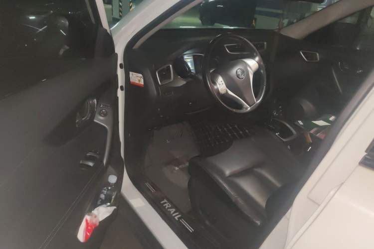 Used Nissan X-Trail 2015 2.5L CVT Leading MAX Edition 4WD Driver Seat