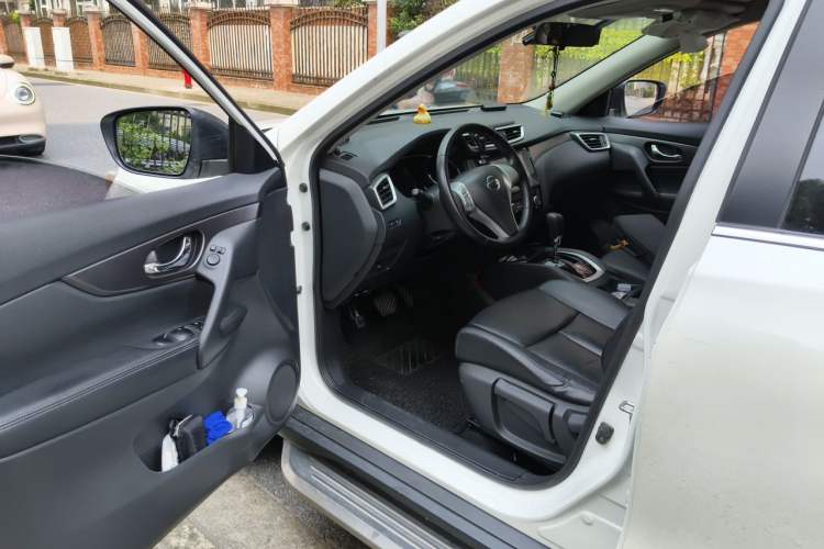 Used Nissan X-Trail 2015 2.0L CVT Comfort MAX Edition 2WD Driver Seat