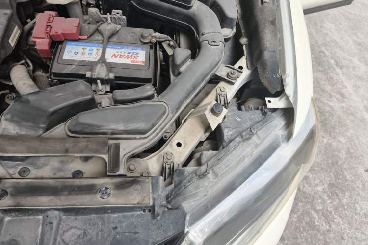 Used Nissan X-Trail 2015 2.0L CVT Comfort MAX Edition 2WD Engine Bay Left