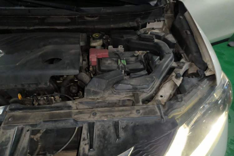 Used Nissan X-Trail 2015 2.0L CVT Comfort MAX Edition 2WD Engine Bay Left